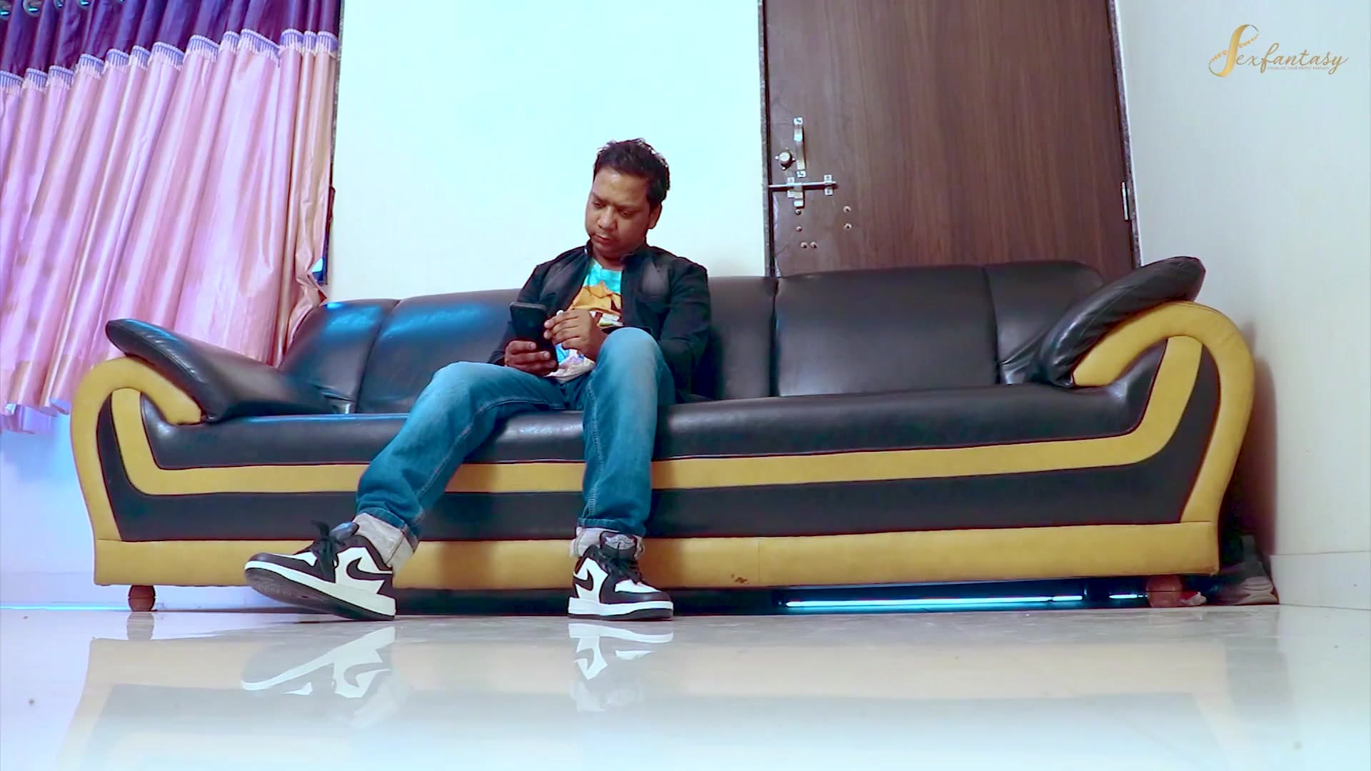 A Hot Lady Gets Seduced by the Director for Rough Sex in the Room screenshot 2